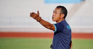 hlv-dinh-the-nam-dang-gap-rut-cho-u20-viet-nam-tap-luyen-cho-ngay-da-vong-loa