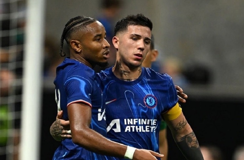 duoc-deo-tam-bang-doi-truong-phai-chang-enzo-fernandez-da-duoc-chelsea-tha-thu