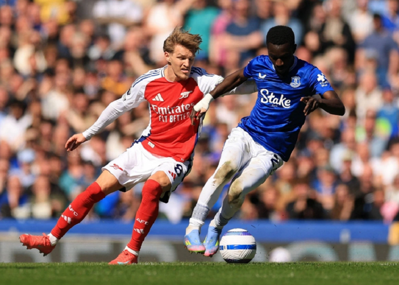 arsenal-chia-diem-voi-everton-liverpool-rong-cua-nang-cup-premier