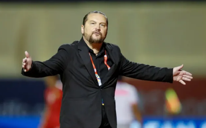 vua-moi-tro-lai-v-league-chua-lau-hlv-velizar-popov-da-doi-mat-nguy-co-bi-ky-luat