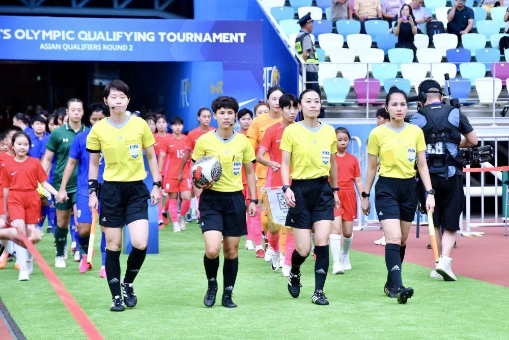Trọng tài Lê Thị Ly (thứ 2 từ trái sang) và trợ lý trọng tài Hà Thị Phượng (ngoài cùng bên phải)
